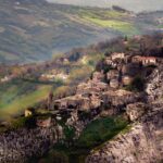 Vista panoramica del borgo della Basilicata con i suoi sassi e architetture tradizionali.