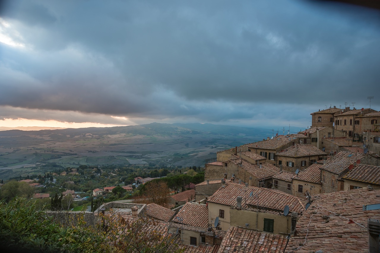 Borgo toscano al tramonto, cieli colorati e paesaggio incantevole per foto indimenticabili.