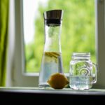 Immagine che illustra diverse bottiglie d'acqua con etichette sul pH, in un contesto di degustazione.