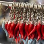 Immagine del festival del peperoncino in Calabria, con bancarelle e visitatori festanti.