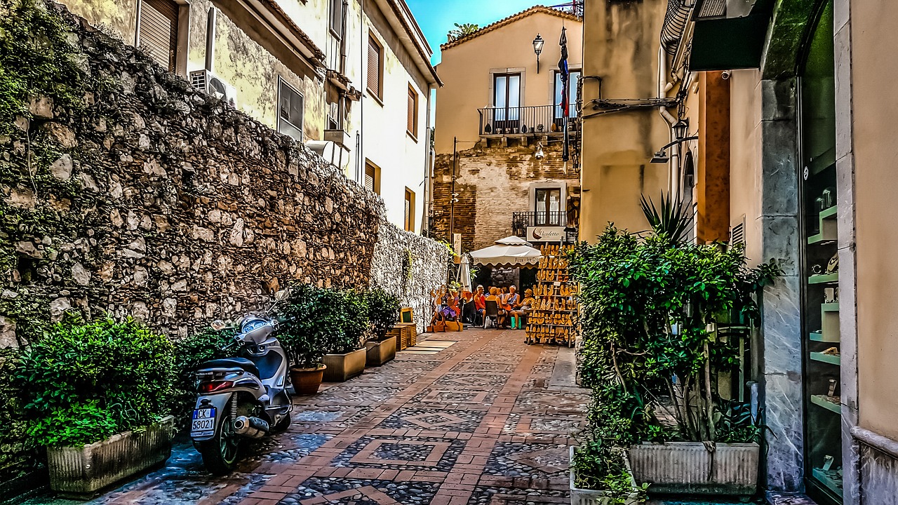 Vista panoramica di un borgo medievale nel Lazio, circondato da colline verdi e natura incontaminata.