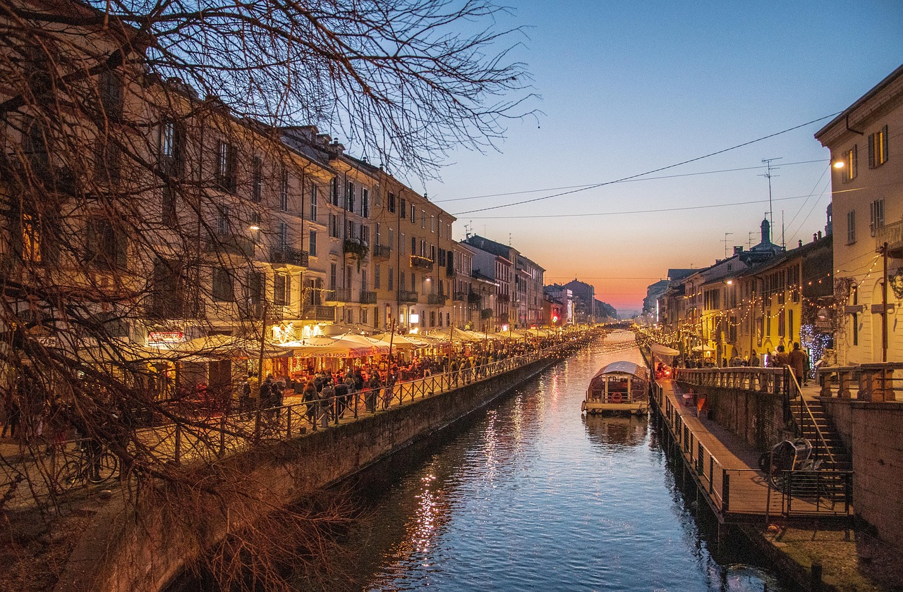 Vista panoramica del paese veneto, con piatti tipici e turisti felici che gustano la cucina locale.