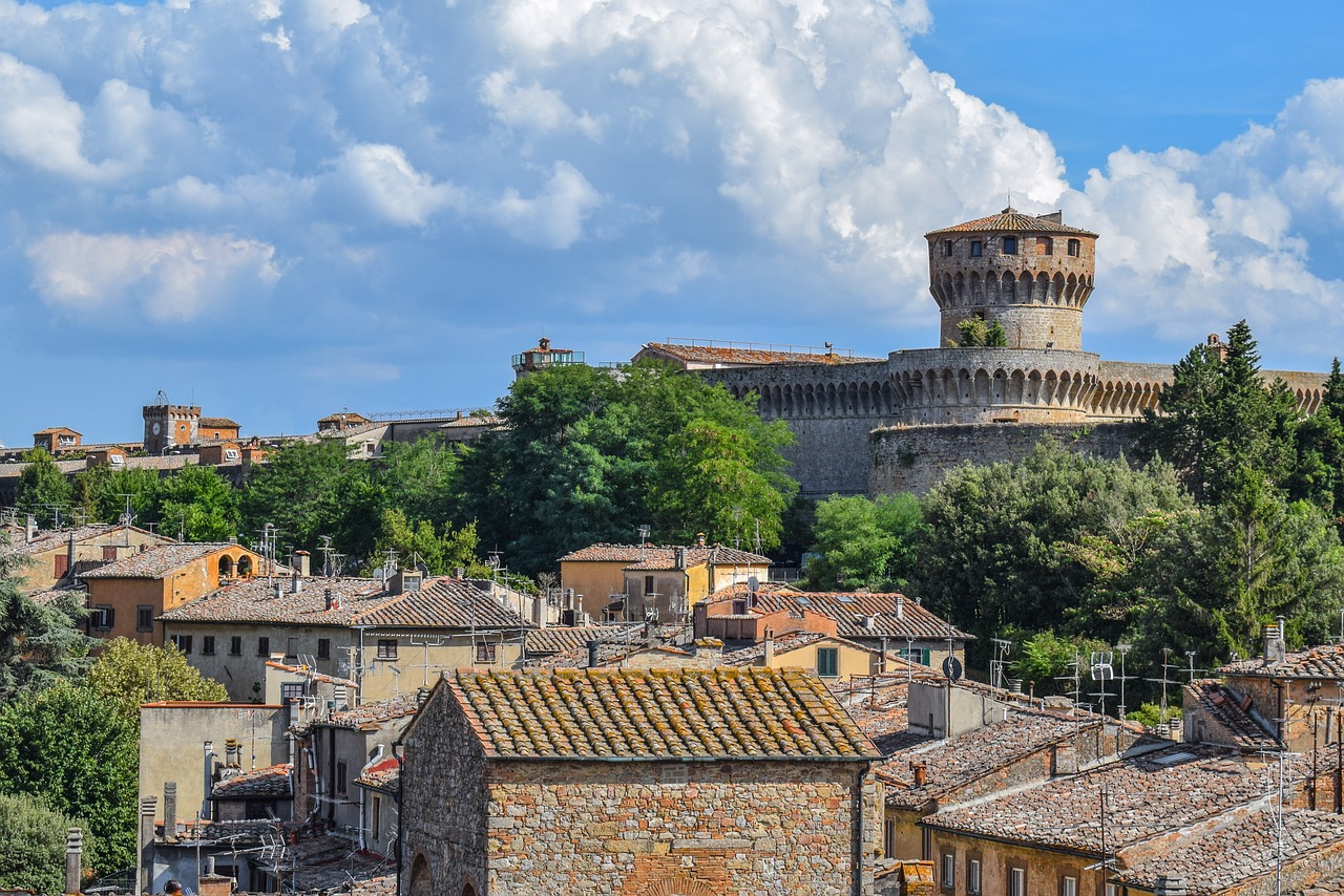 Castello antico in Toscana, meta turistica iconica con vista panoramica e storia affascinante.