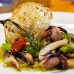 Ristorante veneto con piatti tipici, decorazioni locali e atmosfera accogliente.