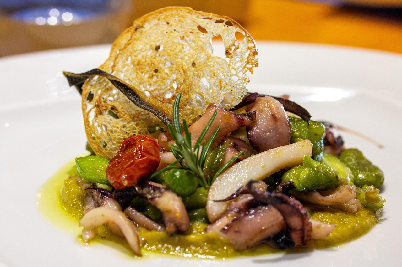 Ristorante veneto con piatti tipici, decorazioni locali e atmosfera accogliente.