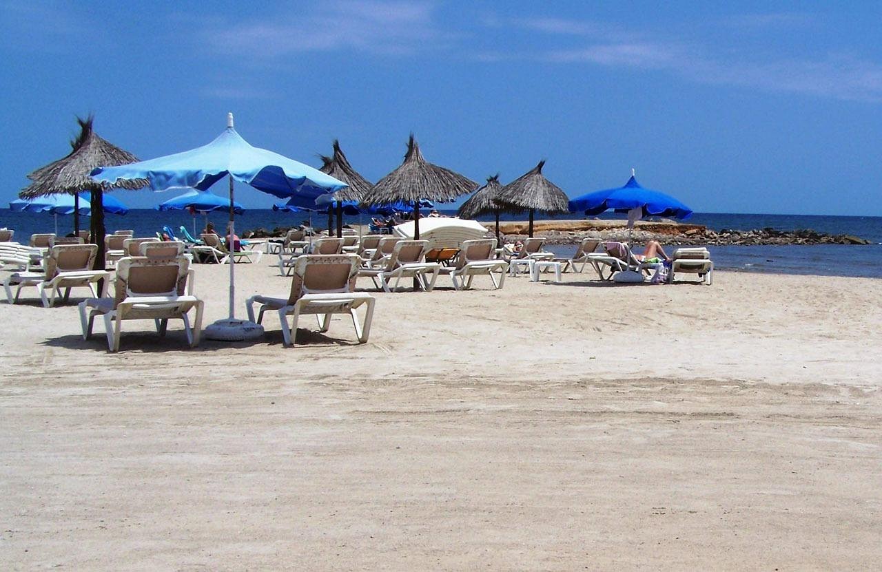 Viaggiatori felici esplorano una meta economica e affascinante, circondati da paesaggi suggestivi.