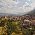 Borgo montano dei Lattari, artigiani al lavoro per produrre provola affumicata a mano.