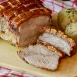 Arrosto di carne succosa e tenera su un piatto, pronto per essere servito.