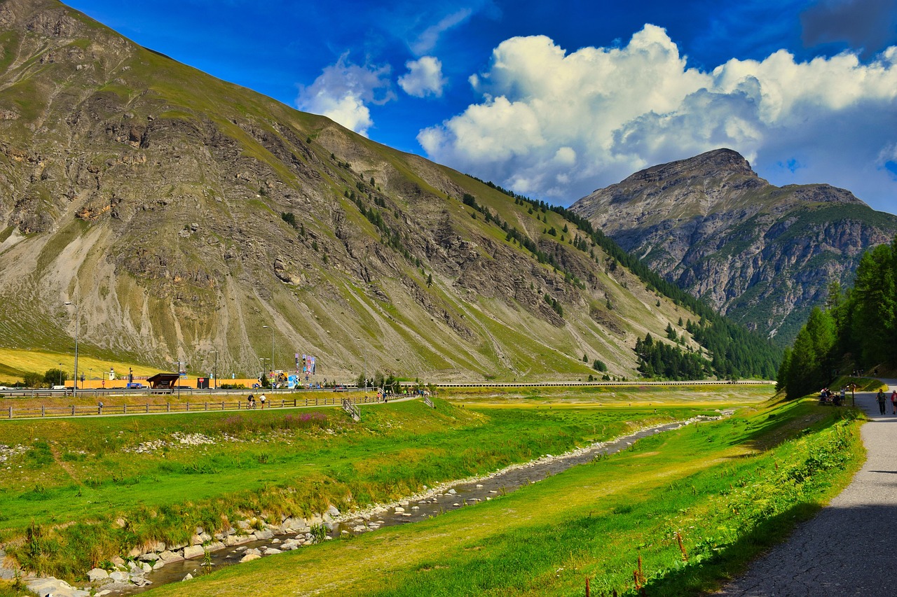 Panorama mozzafiato della Valtellina, con montagne e vallate verdi che si estendono all'orizzonte.