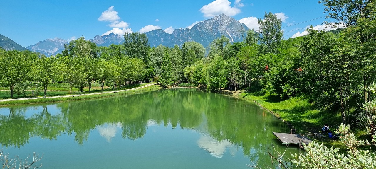 Lago del Trentino con acque turchesi e montagne sullo sfondo, un paesaggio da cartolina.