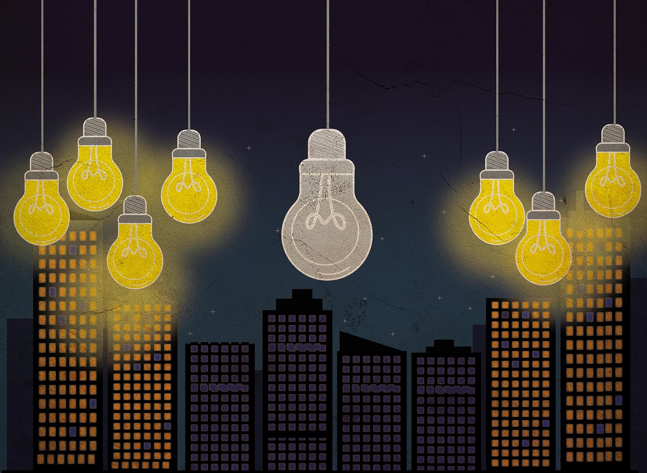 Immagine di una giovane squadra di startup che discute strategie di crescita innovative in un ambiente creativo.