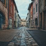 Vista panoramica del quartiere storico con strade acciottolate e architettura affascinante.