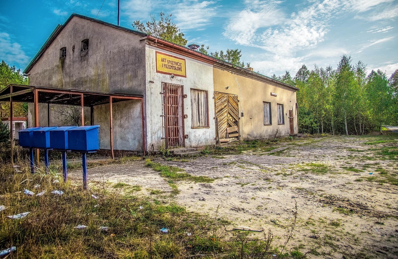 Borgo abbandonato con case in vendita a 1 euro, immerso nel silenzio e nella natura.