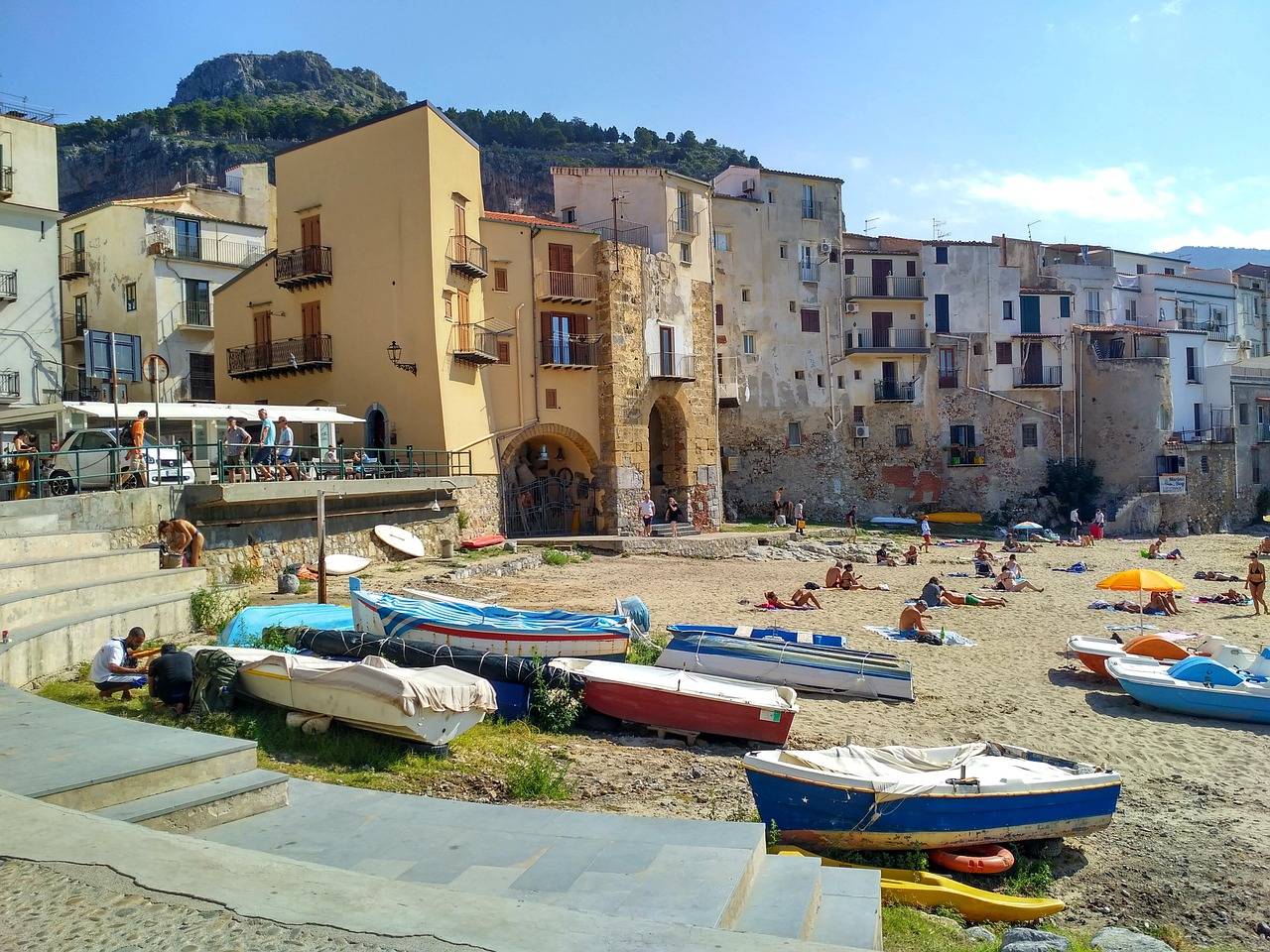 Panorama del Cilento con mare cristallino e vegetazione lussureggiante, simbolo della bellezza della località.