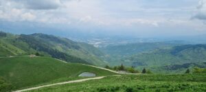 Lago a forma di cuore circondato da montagne abruzzesi, un angolo di natura incantevole.