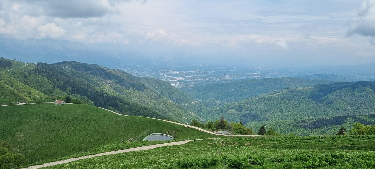 Lago a forma di cuore circondato da montagne abruzzesi, un angolo di natura incantevole.