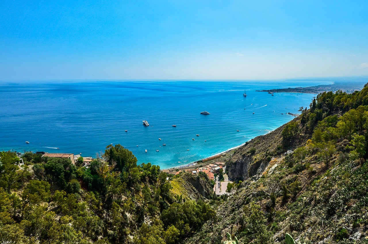 Faro di Capo Vaticano con vista panoramica sul mare cristallino e scogliere mozzafiato.