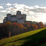 Castello medievale in Umbria con tour notturni e cena a tema, vista suggestiva al tramonto.
