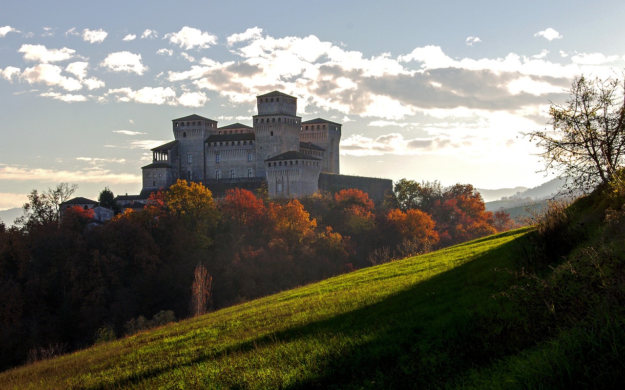 Castello medievale in Umbria con ristorante per cena storica, vista panoramica suggestiva.