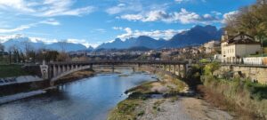 Ponte panoramico in Liguria con vista spettacolare su paesaggi mozzafiato.