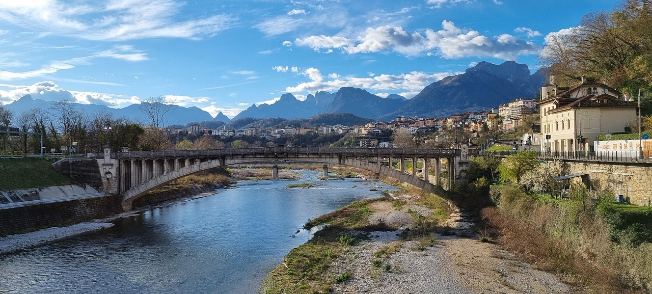 Ponte panoramico in Liguria con vista spettacolare su paesaggi mozzafiato.