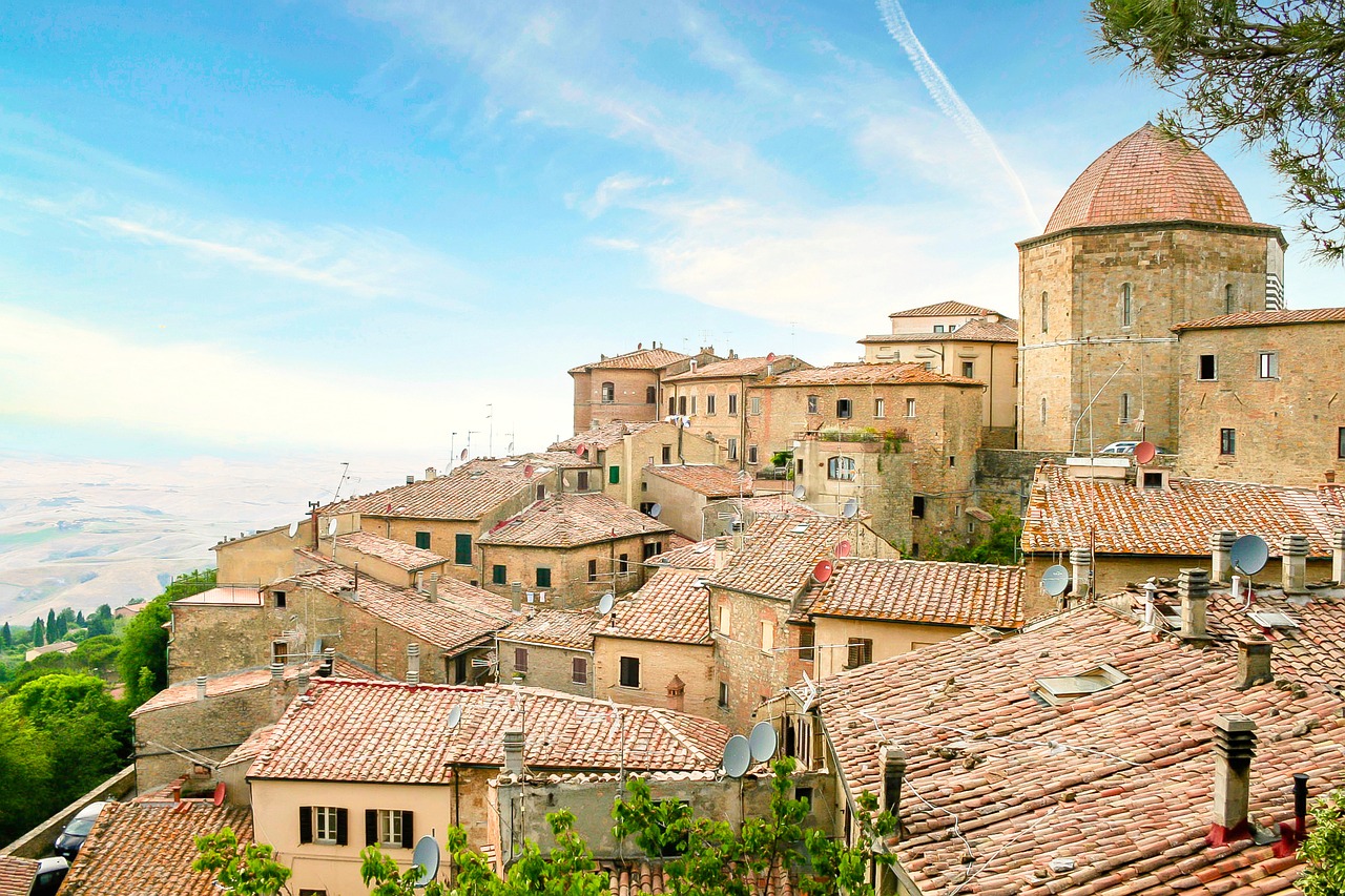 Panorama mozzafiato della perla segreta della Toscana, con colline verdi e un cielo azzurro nel 2025.