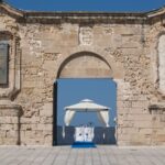 Interno del Castello delle Cerimonie, elegante sala per matrimoni decorata con fiori e candele.