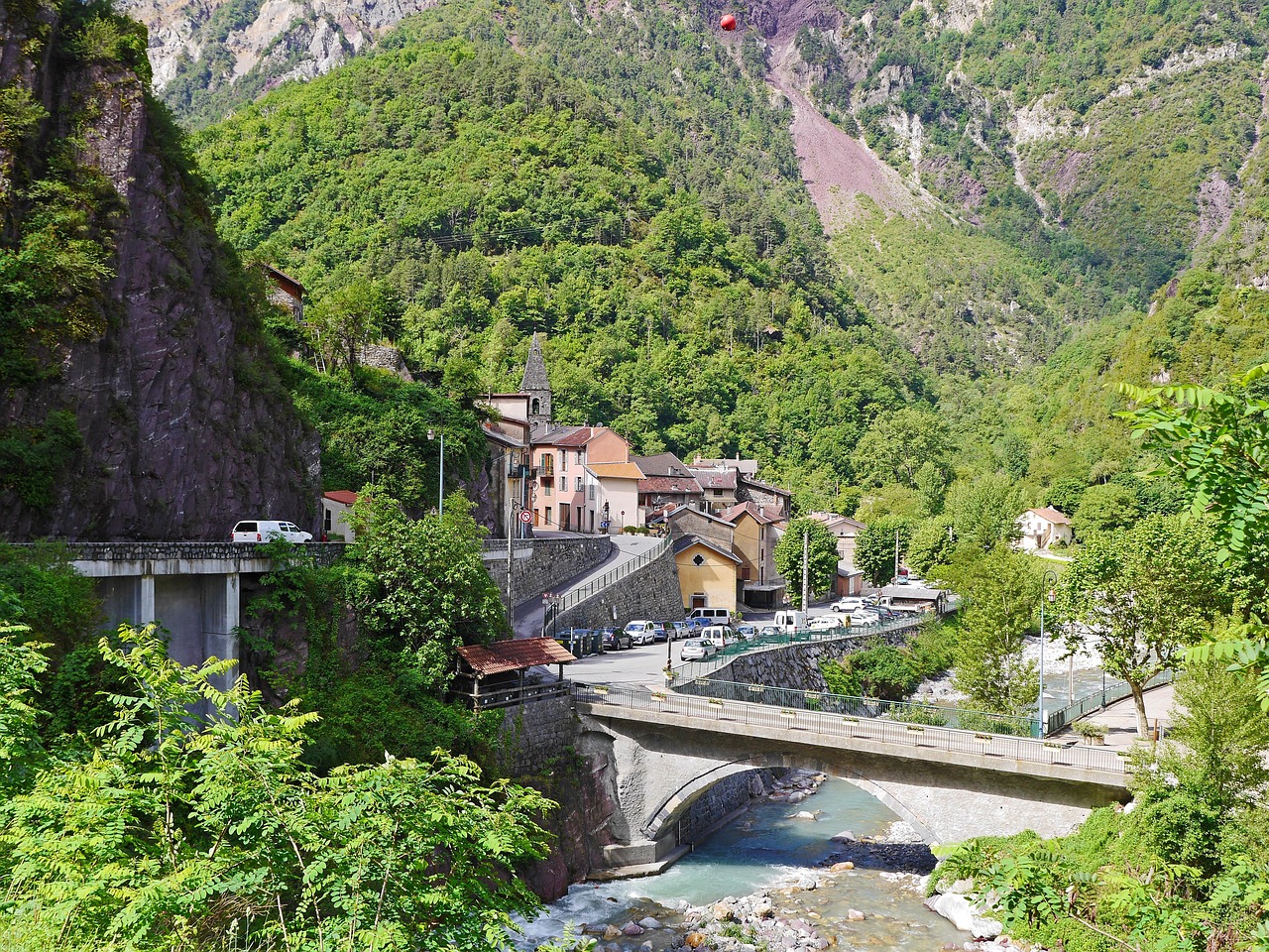 Vista panoramica di un suggestivo paese italiano con strade acciottolate e case storiche.