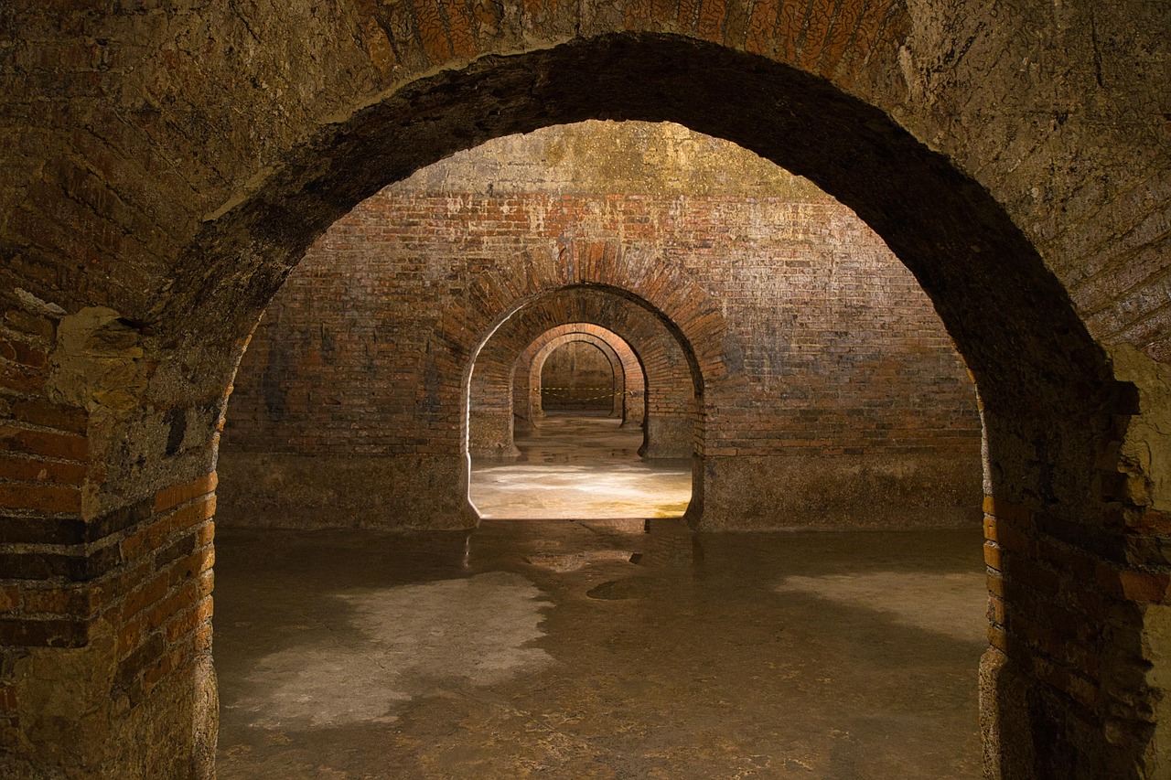 Vista della città sotterranea di Napoli con passaggi antichi e affreschi storici.