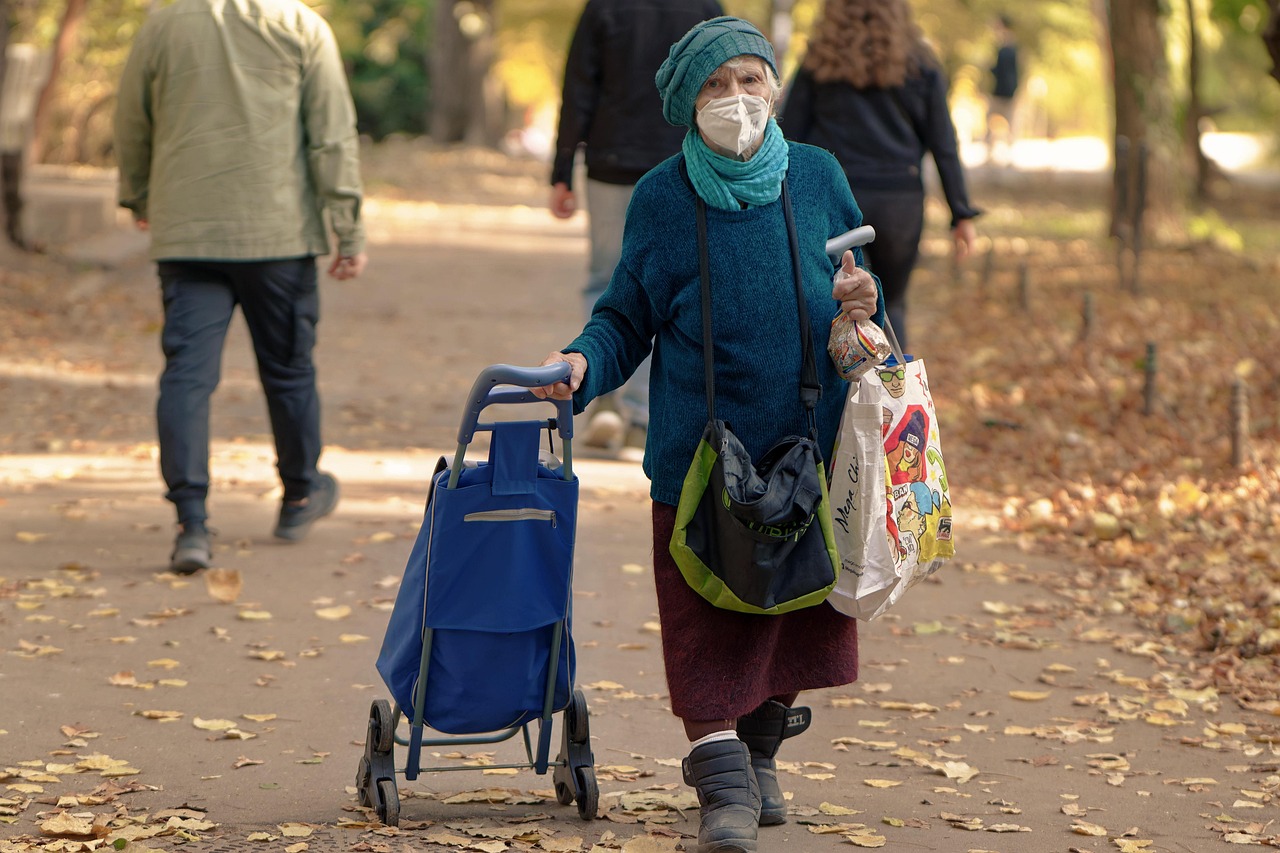 Immagine di un automobilista anziano al volante, simbolo della patente senior e delle nuove normative europee.