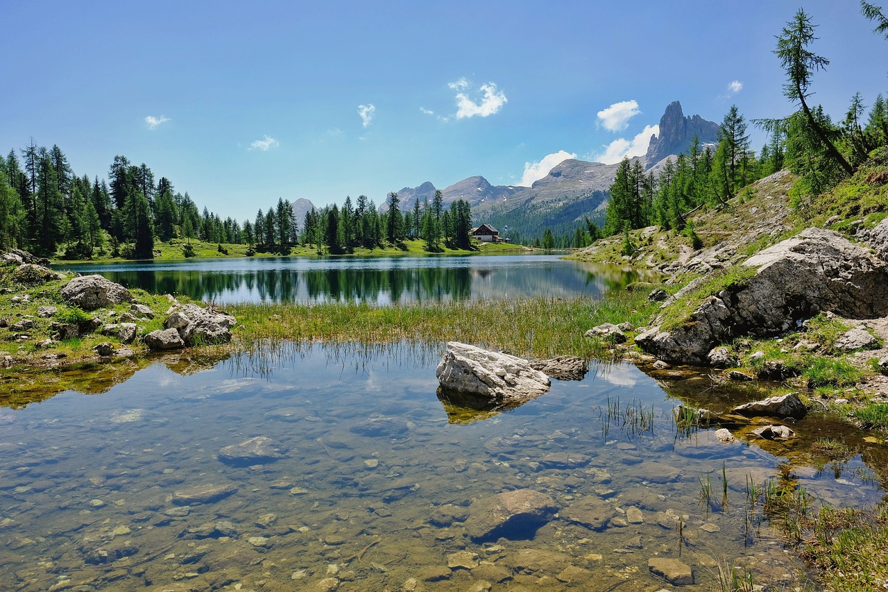 Sentiero panoramico in Trentino con vista su lago cristallino e montagne circostanti.