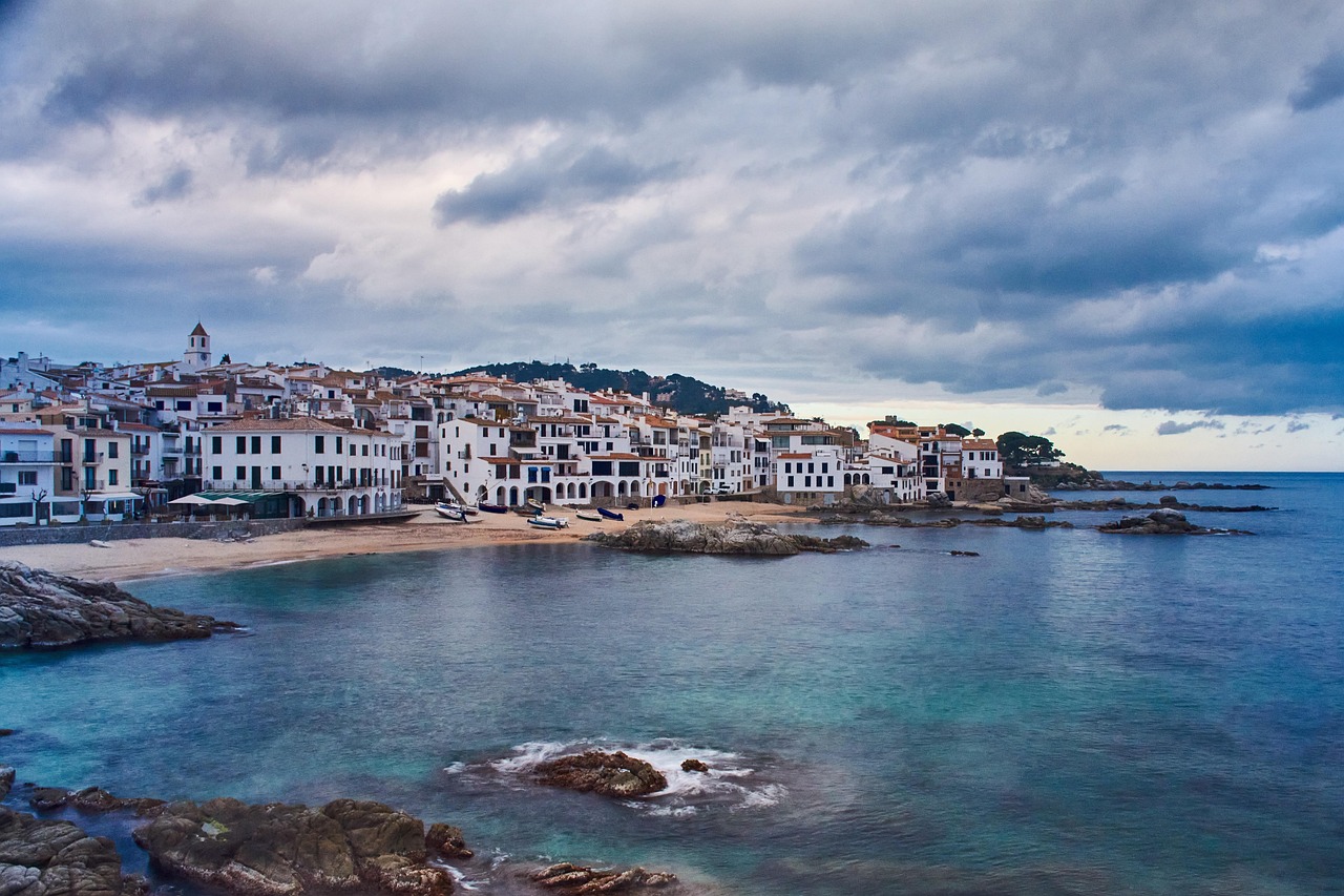 Spiaggia con acqua cristallina e paesaggio costiero mozzafiato, un angolo di paradiso sul mare.
