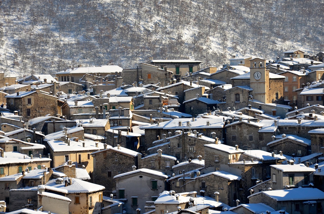 Vista panoramica del villaggio in Val d'Aosta con piste da sci e piatti di polenta tradizionale.