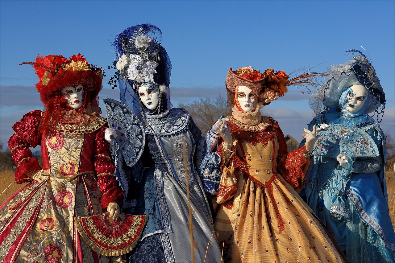 Carnevale antico d'Italia: sfilata colorata con maschere tradizionali e festeggiamenti vivaci.