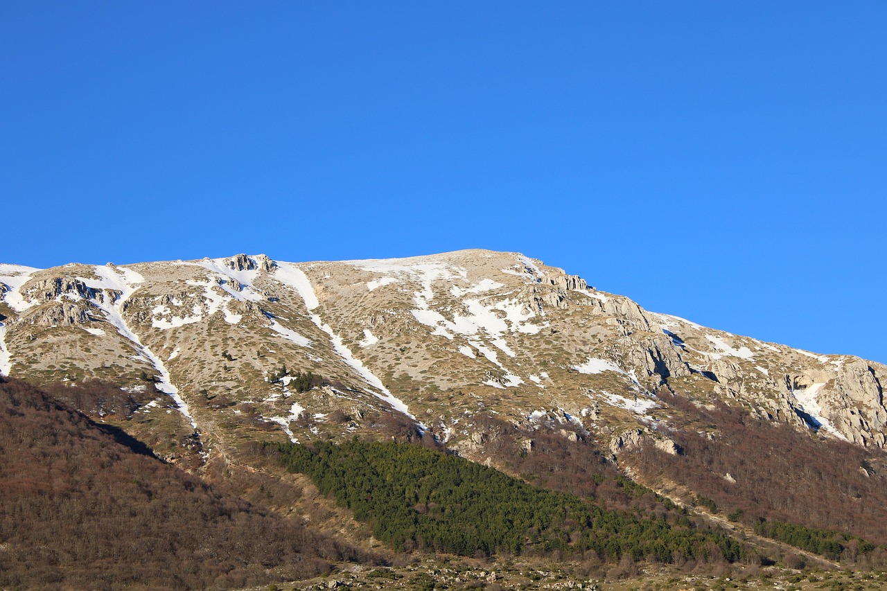 Sentiero panoramico sulla montagna siciliana, circondato da natura e vista mozzafiato.