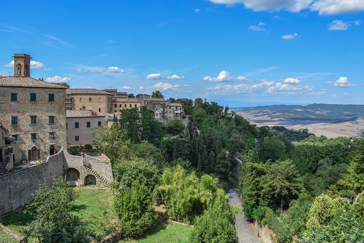 Vista panoramica del castello medievale in Umbria, con paesaggio mozzafiato sullo sfondo.