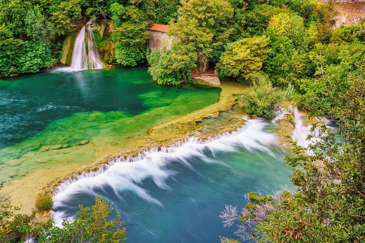 Spiaggia di sabbia bianca e acque turchesi in un paradiso tropicale croato.