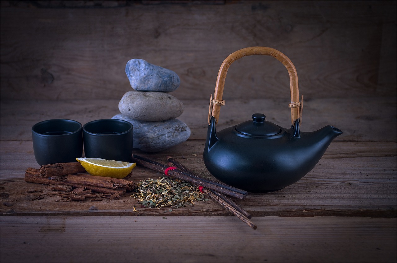 Tisana serale per depurare il fegato grasso, con ingredienti naturali in una tazza fumante.