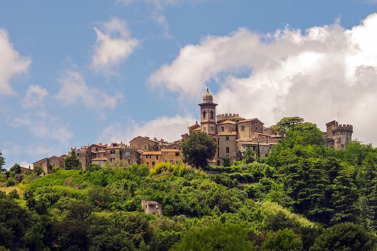Murales colorati nel borgo di Apricale, che raccontano storie locali e cultura ligure.