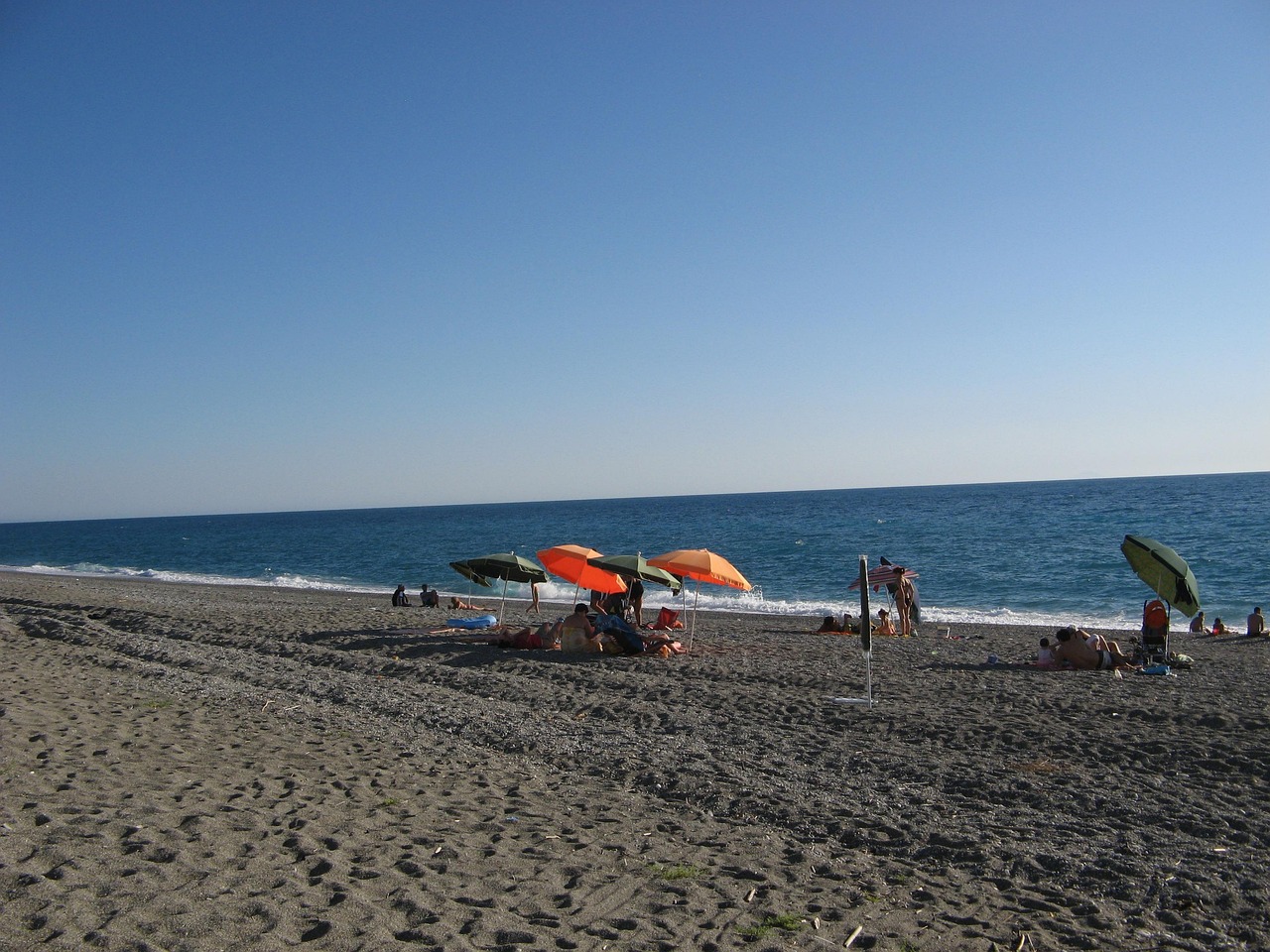 Spiaggia segreta in Calabria con sabbia bianca e acque cristalline, vista panoramica e accesso suggestivo.
