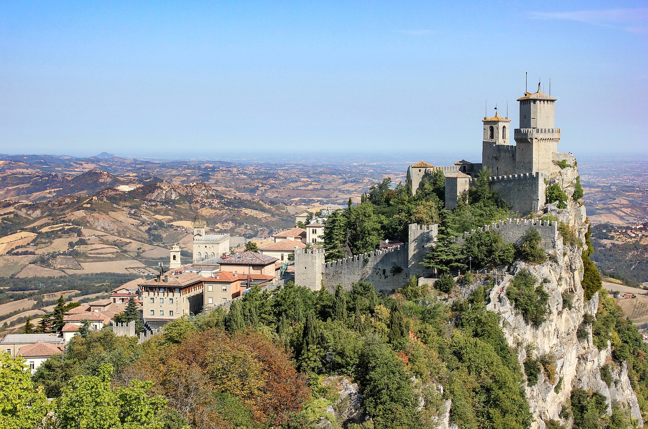 Vista panoramica del paese piemontese, con strade acciottolate e case storiche, perfetto per i romantici.