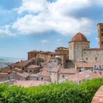 Pienza, vista panoramica con architettura rinascimentale e locali per aperitivi all'aperto.