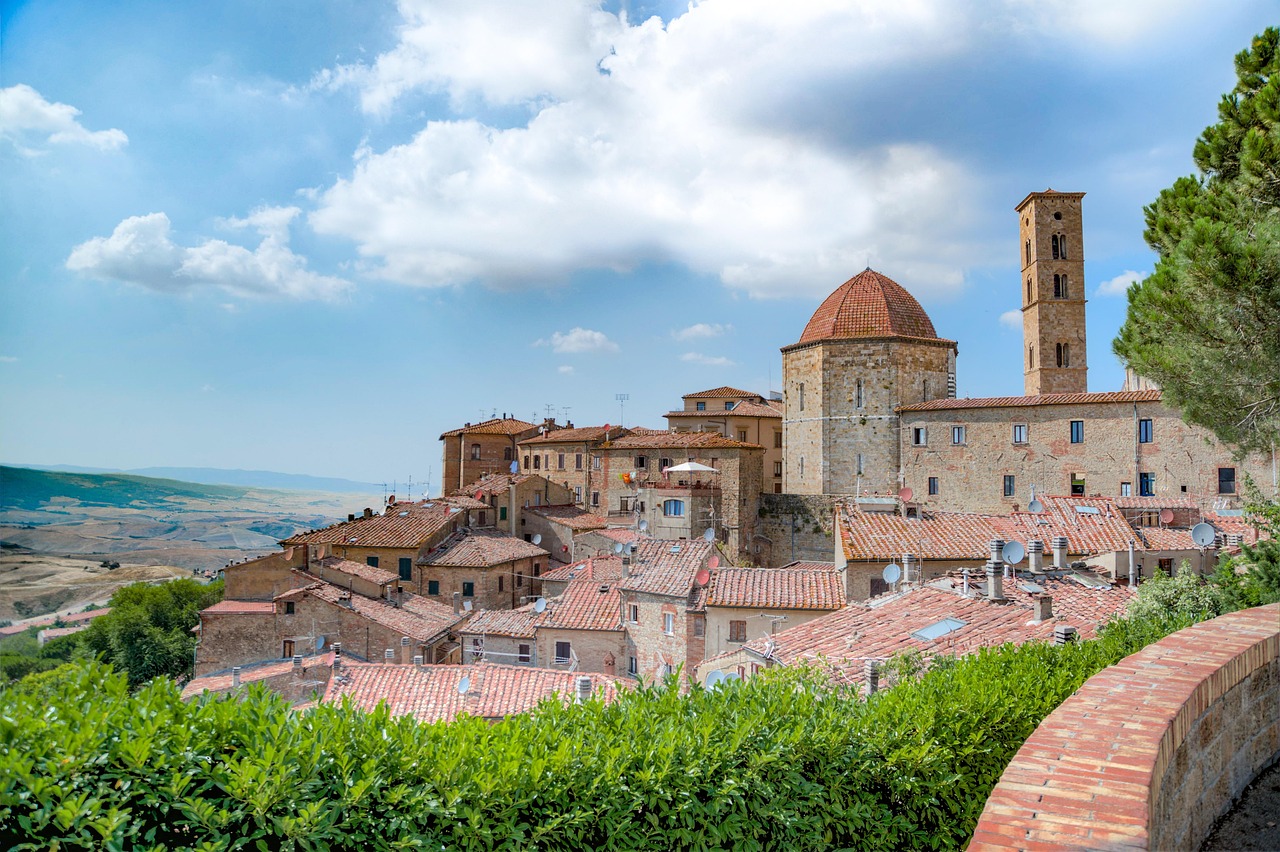 Pienza, vista panoramica con architettura rinascimentale e locali per aperitivi all'aperto.