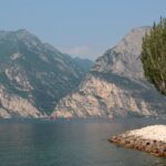 Vista panoramica del lago d'Iseo con Montisola, l'isola lacustre più grande d'Europa, immersa nella natura.