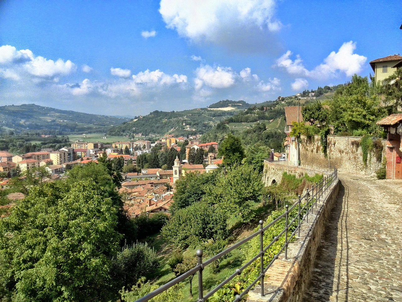 Vista panoramica di Bergamo con le storiche mura venete che separano la città Alta dalla Bassa.