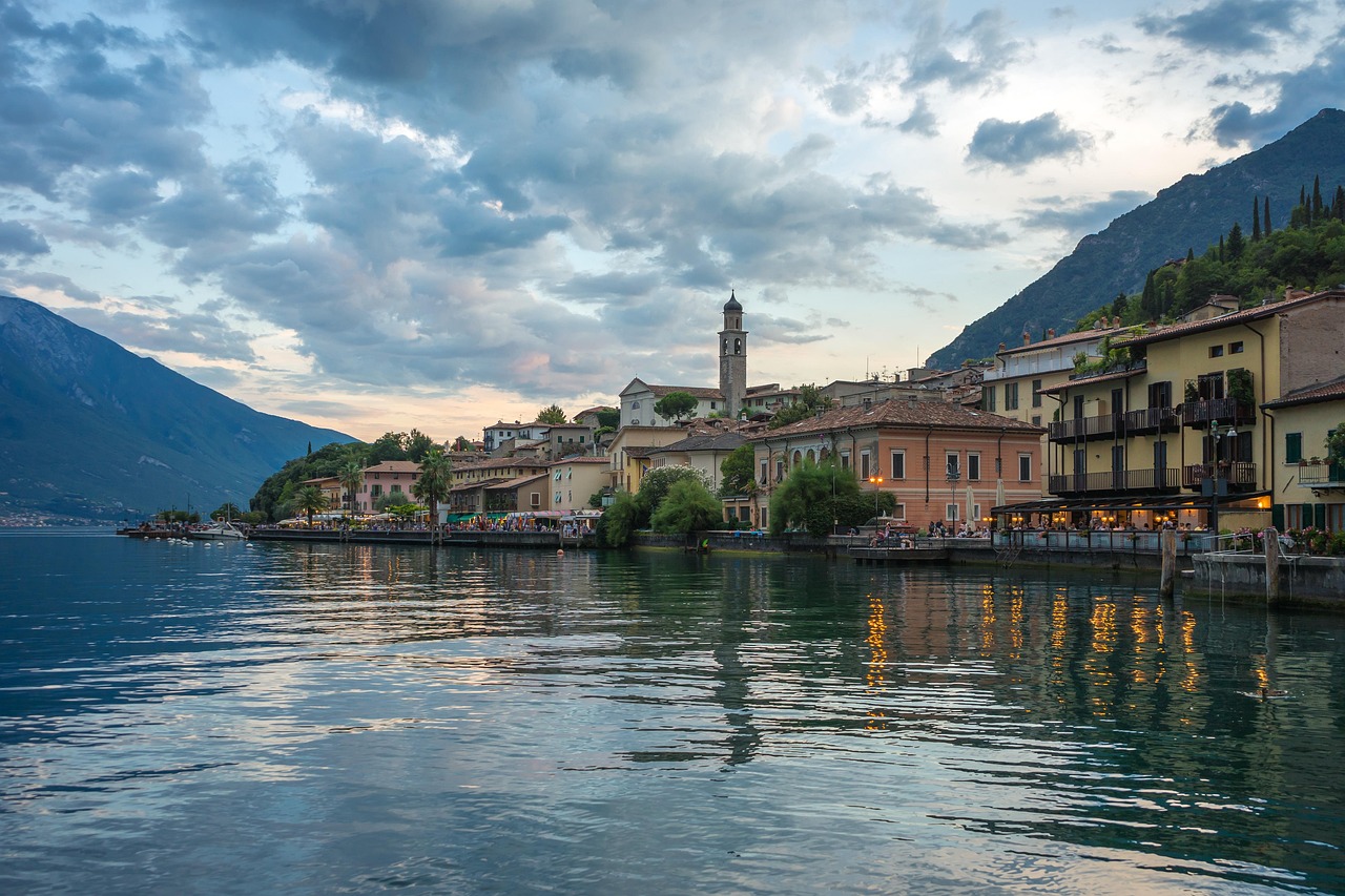Lago italiano dai colori vivaci, simile a un dipinto, immerso in un paesaggio naturale mozzafiato.