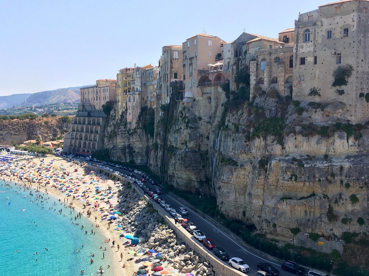 Scorcio delle scogliere di Tropea, Calabria, con mare cristallino e spiagge incantevoli.