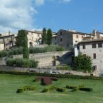 Strade di Spello decorate con petali colorati durante le infiorate, un evento tradizionale e suggestivo.