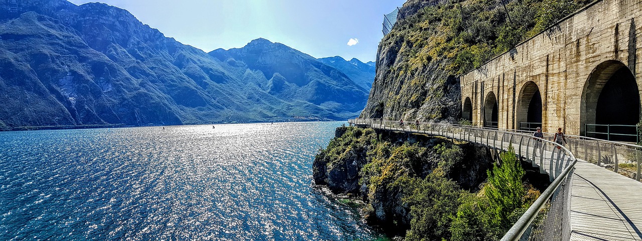 Panorama mozzafiato dal sentiero con vista su colline e valli italiane.