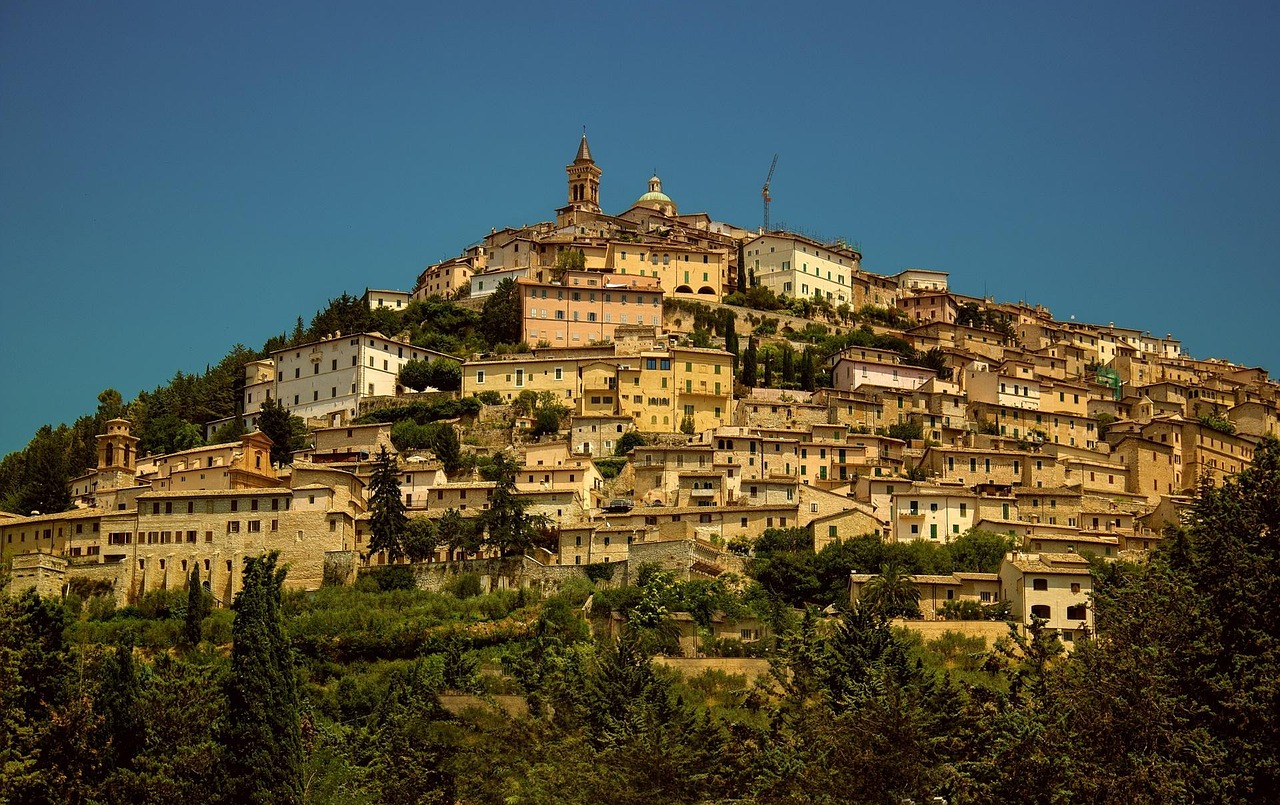 Vista panoramica del paese caratteristico delle Marche, con architetture storiche e paesaggi suggestivi.